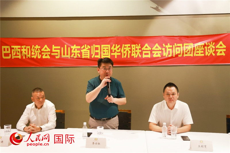 中國僑聯(lián)副主席、山東省僑聯(lián)主席李興鈺（中）在座談會上致辭。人民網(wǎng)記者 陳海琪攝