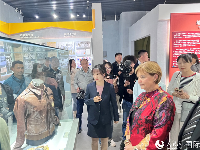 飛虎隊指揮官陳納德將軍外孫女嘉蘭惠（右）在參觀昆明市博物館展示的文物。人民網(wǎng) 趙瞳攝