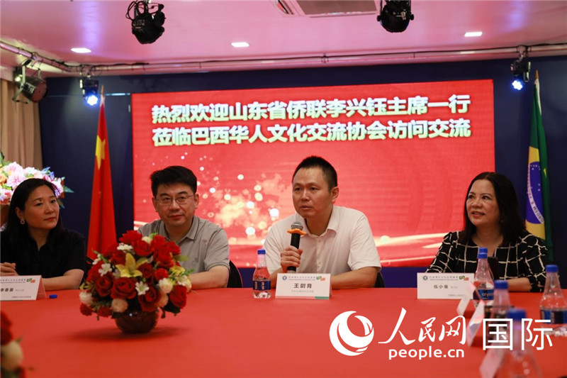 中國駐里約熱內(nèi)盧副總領(lǐng)事王尉育（右二）發(fā)表致辭。人民網(wǎng)記者宋亦然攝
