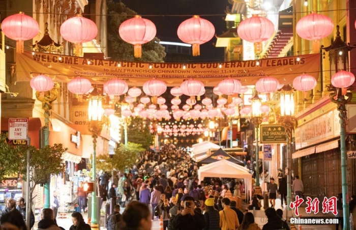 當(dāng)?shù)貢r間11月10日，美國舊金山唐人街夜市人頭攢動。亞太經(jīng)合組織(APEC)第三十次領(lǐng)導(dǎo)人非正式會議將在舊金山舉行，當(dāng)?shù)靥迫私钟媱澟e辦包括夜市在內(nèi)的多場活動，以吸引與會者、游客和市民的光顧。<a target='_blank' href='/'><p  align=