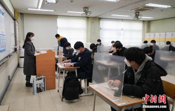 12月3日，延遲近一個月的韓國高考舉行。據(jù)韓國教育部消息，今年考生約49.34萬人，創(chuàng)歷史最低紀錄。圖為在首爾某考點內(nèi)，考桌上設(shè)有隔板。