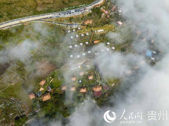 航拍掩映在晨間薄霧中的“花都里·化屋野奢度假營(yíng)地“。人民網(wǎng) 陽(yáng)茜攝