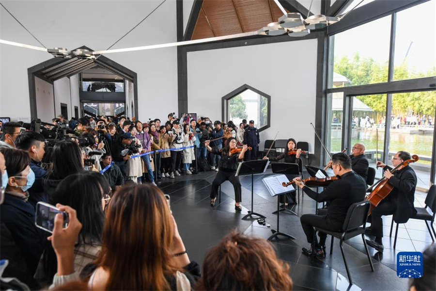11月16日，費城交響樂團的演奏家們在蘇州博物館大廳內演奏。新華社記者 李博 攝