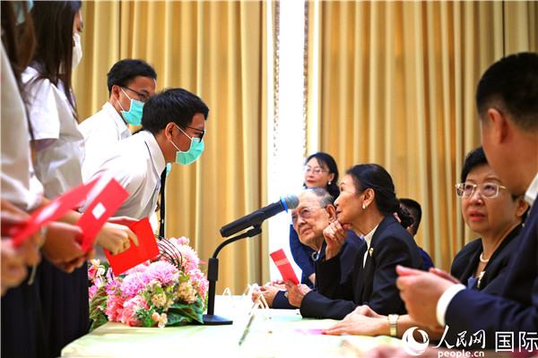圖為獎助學(xué)金頒發(fā)現(xiàn)場。人民網(wǎng)記者 白元琪攝