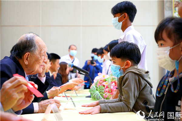 圖為獎助學(xué)金頒發(fā)現(xiàn)場。人民網(wǎng)記者 白元琪攝