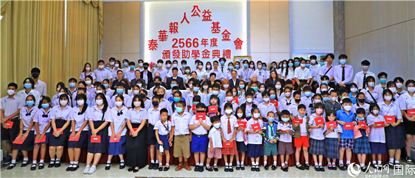 圖為出席嘉賓和現(xiàn)場獲獎學(xué)生合影留念。人民網(wǎng)記者 白元琪攝