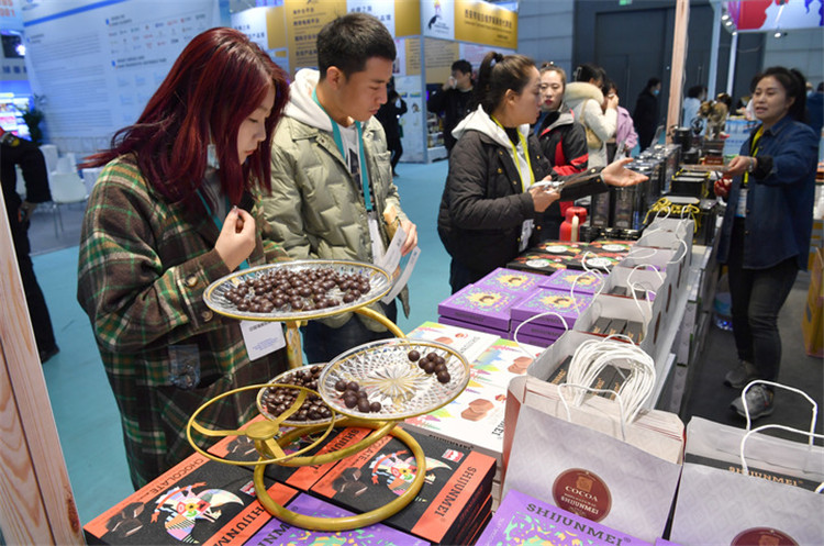 11月16日，觀眾在第七屆絲博會(huì)印度尼西亞展位上參觀選購食品。新華社記者 邵瑞 攝