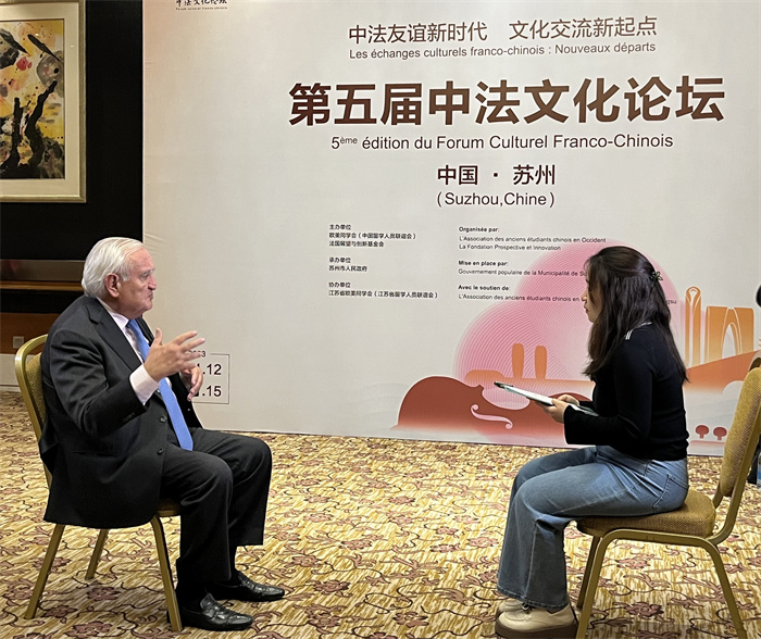法國前總理、法國展望與創(chuàng)新基金會(huì)主席讓-皮埃爾·拉法蘭接受人民網(wǎng)的采訪。（國際在線供圖）