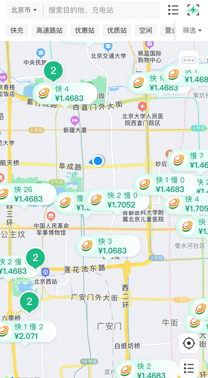 中新財(cái)經(jīng)查詢相關(guān)充電APP發(fā)現(xiàn)，電價(jià)平峰時(shí)段，快充樁的價(jià)格普遍在1.4元度左右。