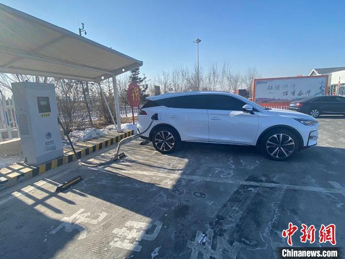 資料圖：新能源汽車正在充電?！±畹?攝