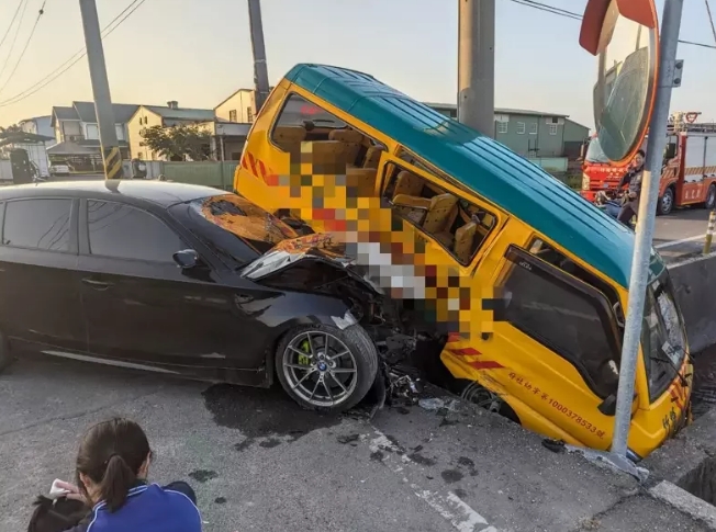 托兒所校車被轎車從側(cè)邊撞上，車體嚴重毀損。圖片來源：臺灣《聯(lián)合報》民眾供圖
