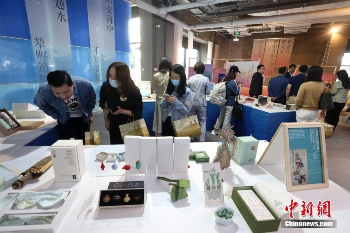 9月28日，“一帶一路，文明之橋”圖書文創(chuàng)展在北京圖書大廈開幕，圖為觀眾參觀展覽。<a target='_blank' href='/'><p  align=