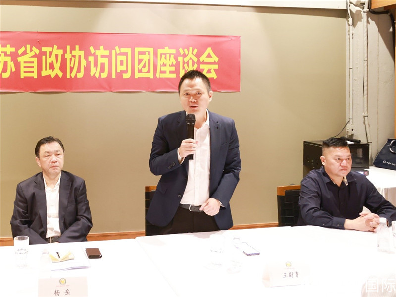 中國駐里約總領(lǐng)館副總領(lǐng)事王尉育（中）在座談會上致辭。人民網(wǎng)記者 陳海琪攝