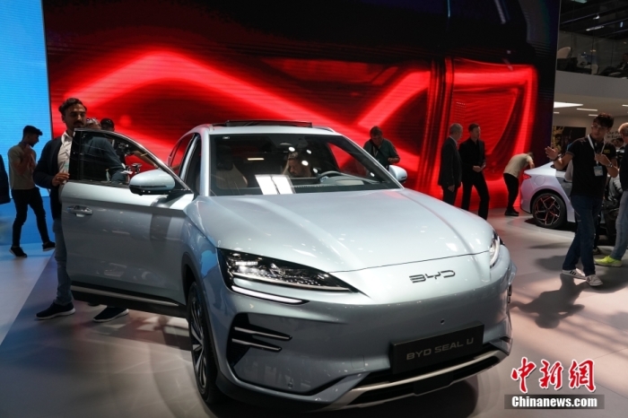 2023年德國國際汽車及智慧出行博覽會(huì)(IAA mobility)(亦簡稱慕尼黑國際車展)將于9月5日正式開幕。在9月4日舉行的媒體日，記者看到諸品牌紛紛攜“拳頭”產(chǎn)品亮相。圖為當(dāng)日比亞迪SEAL U在歐洲首秀。<a target='_blank' href='/'><p  align=