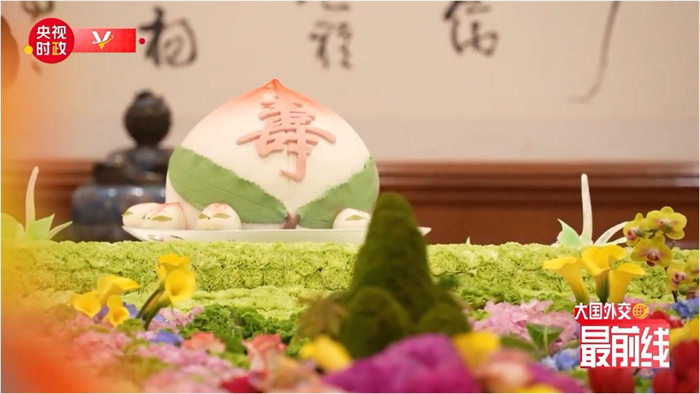 圖為今年7月基辛格訪華時午宴上的壽桃。來源：央視新聞截圖