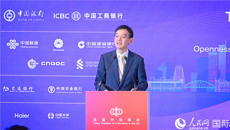 英國中國商會會長、中國銀行倫敦分行行長方文建 致歡迎辭。人民網 郭錦標攝
