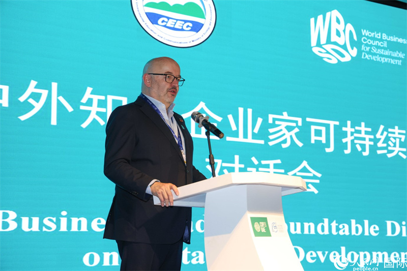 世界可持續(xù)發(fā)展工商理事會會長兼主席貝德凱致辭。人民網(wǎng)記者任皓宇攝