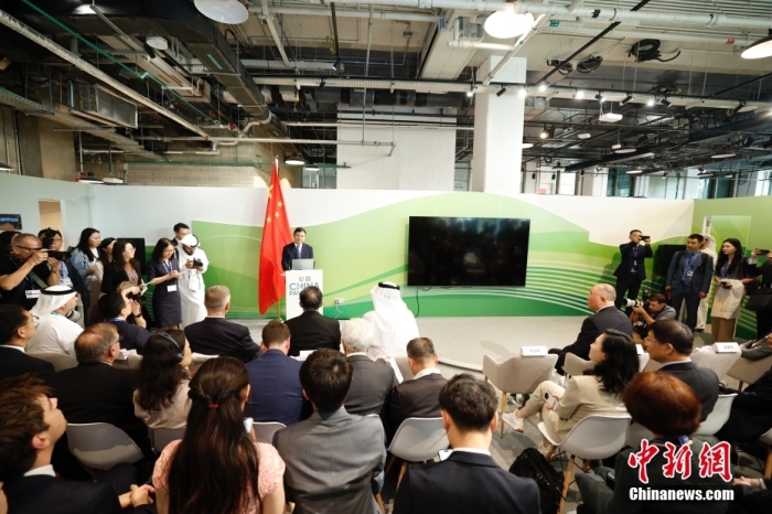 當?shù)貢r間11月30日，《聯(lián)合國氣候變化框架公約》第28次締約方大會(COP28)中國角開幕式暨“生態(tài)文明與美麗中國實踐”邊會在迪拜舉行。圖為中國生態(tài)環(huán)境部部長黃潤秋在邊會上發(fā)表致辭。<a target='_blank' href='/' _fcksavedurl='/'><p  align=