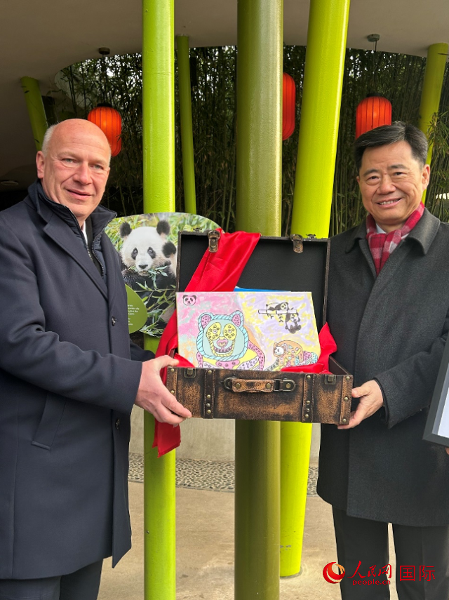 吳墾大使和韋格納市長(zhǎng)手捧德國(guó)兒童為“夢(mèng)想”“夢(mèng)圓”準(zhǔn)備的手繪“送別大禮包”。人民網(wǎng)記者 徐馨攝