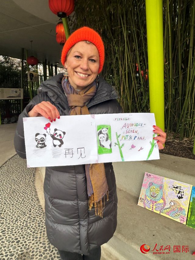 桑德拉和德國(guó)小朋友們的作品。右圖寫著“祝福好運(yùn)，再見 Pit和Paule（“夢(mèng)想”“夢(mèng)圓”的德語(yǔ)名字）”。人民網(wǎng)記者 徐馨攝