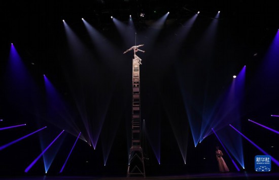 12月8日，演員在法國巴黎舉行的中國雜技“奇妙之夜”演出上表演《高椅》。新華社記者 高靜 攝