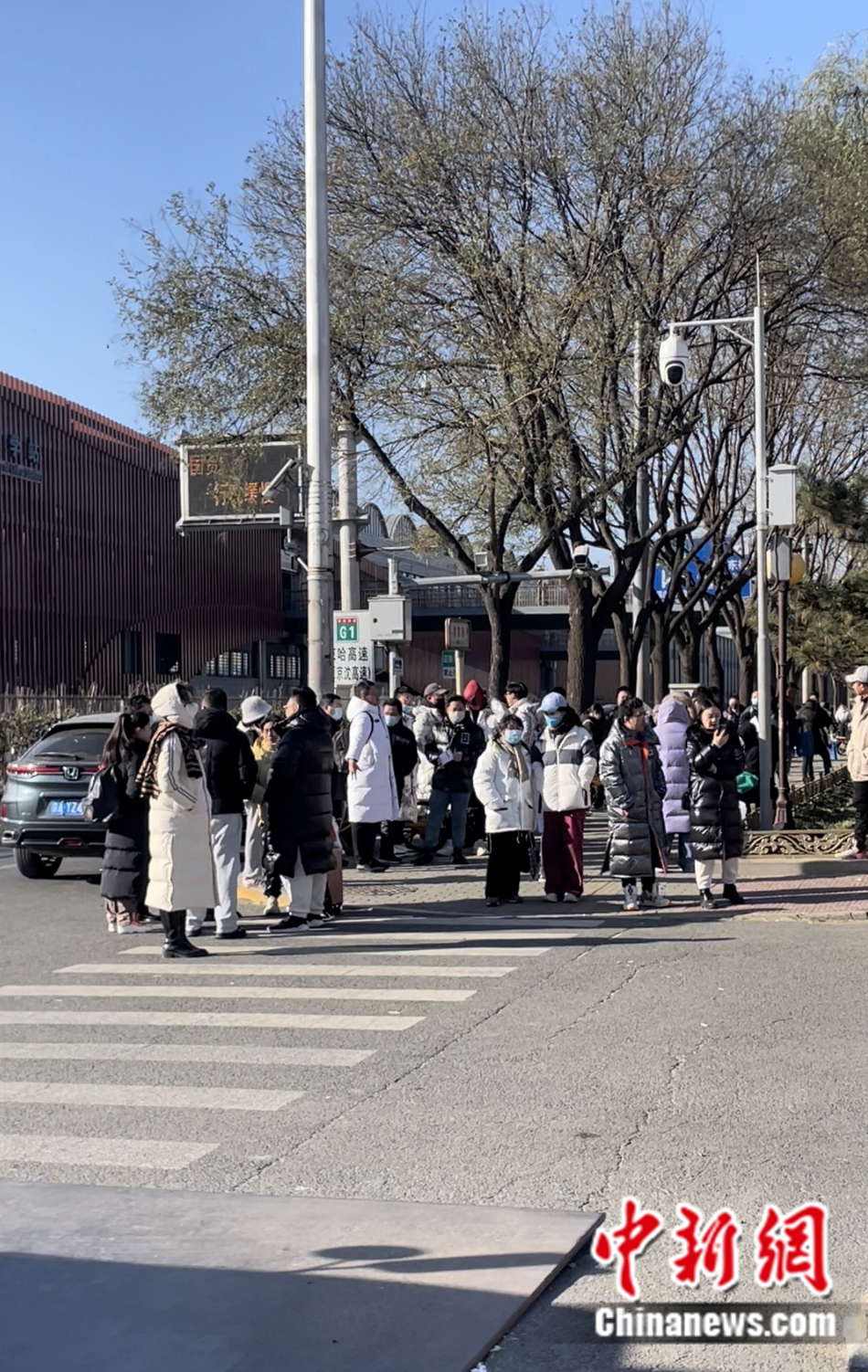 不少家長和老師在考場外等候。袁秀月 攝