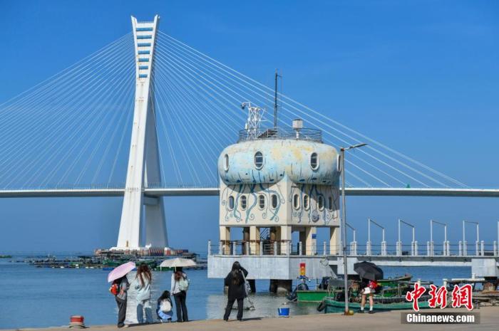 圖為游客在文昌鋪前漁港游玩。<a target='_blank' href='/' _fcksavedurl='/' ><p  align=