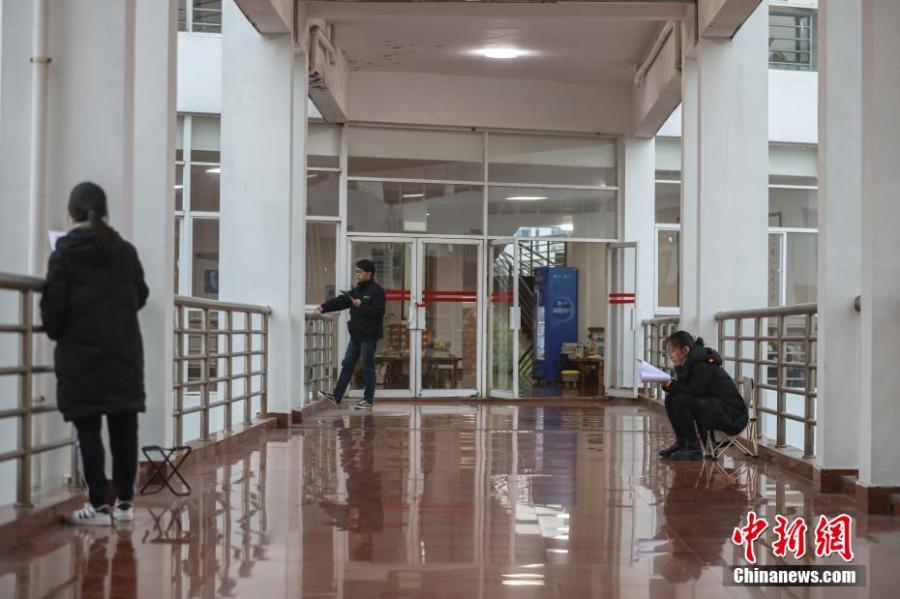 資料圖：幾位考研學(xué)生在南昌大學(xué)教學(xué)樓的天橋上復(fù)習(xí)備考。劉力鑫 攝