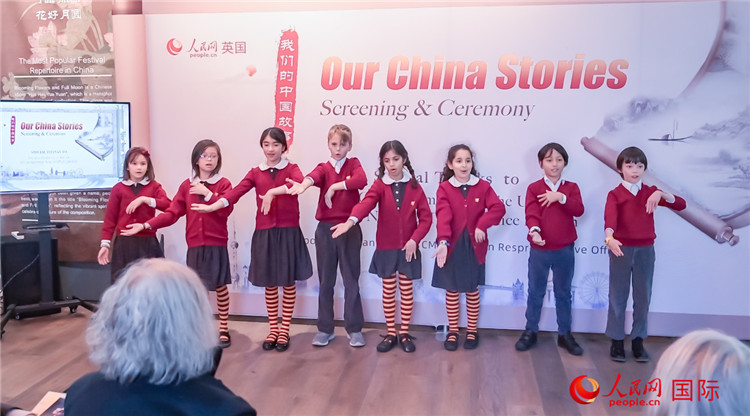 肯辛頓韋德預(yù)備學(xué)校小學(xué)生表演。人民網(wǎng) 郭錦標(biāo)攝