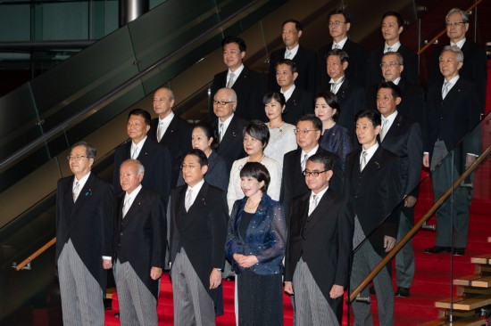 9月13日，日本首相岸田文雄（前排中）在東京的首相官邸率閣僚合影。新華社記者張笑宇攝