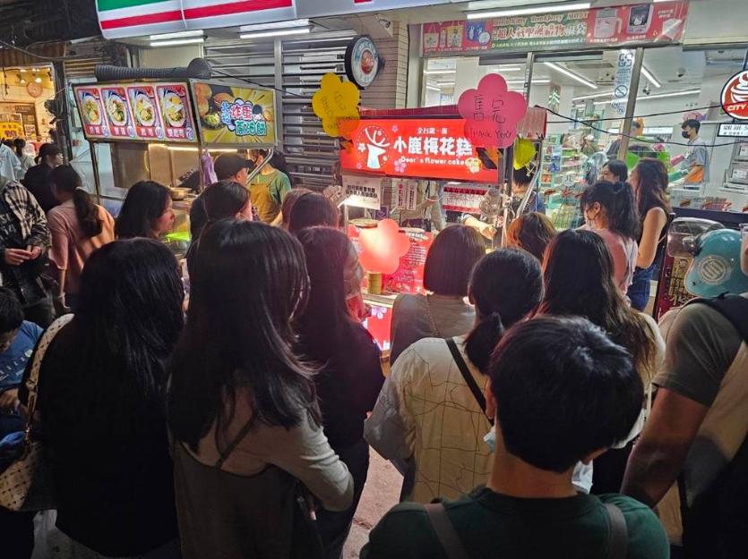 梅花糕攤前被民眾團團包圍。圖片來源：臺灣“中時新聞網”游定剛攝