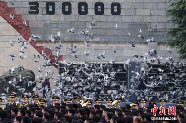 12月13日是第十個南京大屠殺死難者國家公祭日。當(dāng)天上午，南京大屠殺死難者國家公祭儀式在侵華日軍南京大屠殺遇難同胞紀(jì)念館舉行。圖為國家公祭儀式現(xiàn)場。中新社記者 泱波 攝