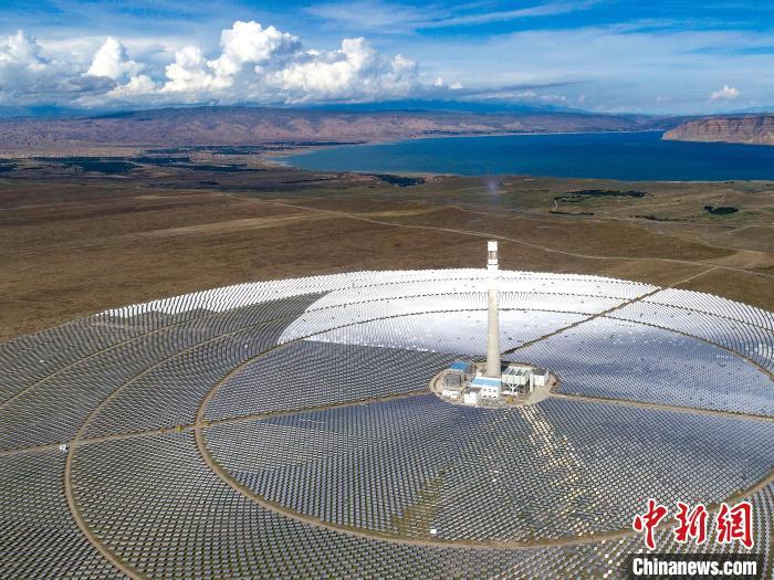 資料圖：光伏發(fā)電園區(qū)一隅。張進剛 攝