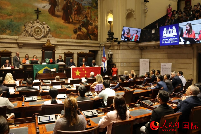 當(dāng)?shù)貢r(shí)間12月15日晚，巴西里約熱內(nèi)盧市議會(huì)在議會(huì)大廳舉行隆重儀式，向一批為推動(dòng)巴西和中國友好合作做出突出貢獻(xiàn)的機(jī)構(gòu)、團(tuán)體和個(gè)人授予“杰出貢獻(xiàn)獎(jiǎng)”。人民網(wǎng)記者 時(shí)元皓攝