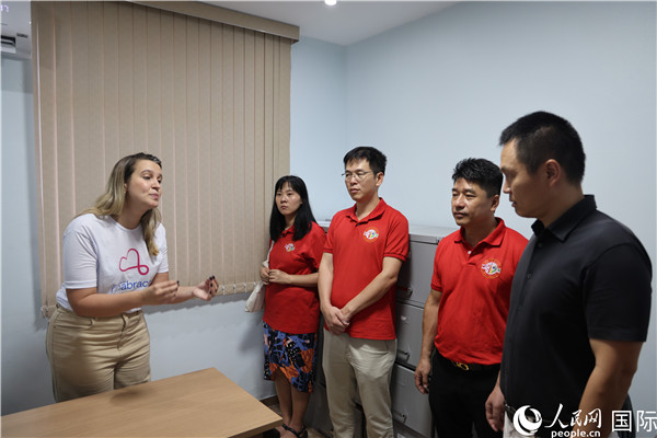 王尉育等人參觀并了解協(xié)會活動場所及設(shè)施。人民網(wǎng)記者 時元皓攝