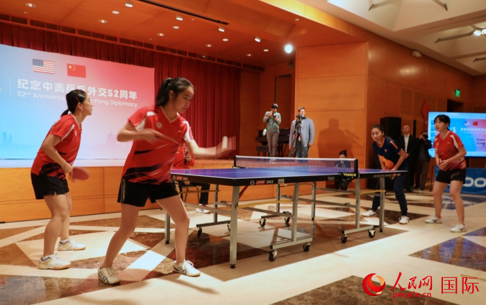 來自北京大學(xué)、美國弗吉尼亞大學(xué)的中美青年乒乓球運(yùn)動(dòng)員進(jìn)行表演賽。人民網(wǎng)記者 李志偉攝