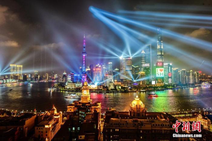 資料圖：上海外灘國慶燈光秀流光溢彩。 黃偉國 攝