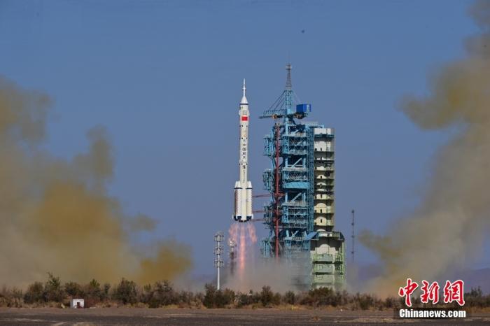 資料圖：北京時(shí)間2023年10月26日11時(shí)14分，搭載神舟十七號(hào)載人飛船的長征二號(hào)F遙十七運(yùn)載火箭在酒泉衛(wèi)星發(fā)射中心點(diǎn)火發(fā)射。汪江波 攝