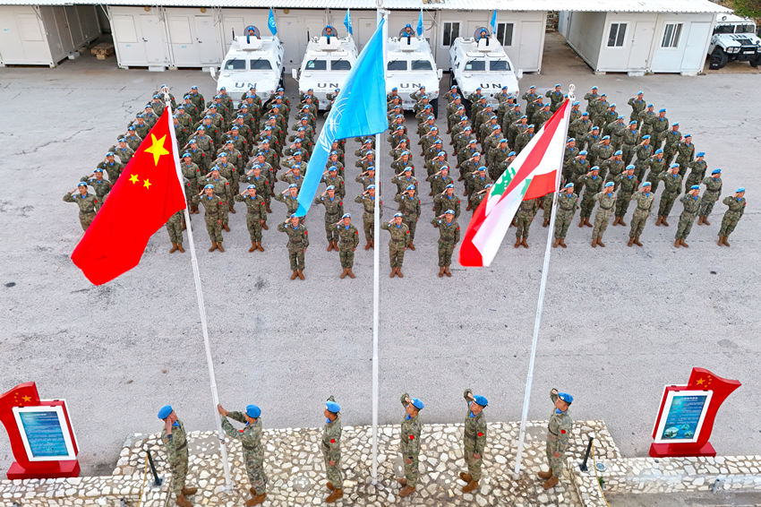 1月1日，中國第22批赴黎巴嫩維和官兵們舉行升旗儀式。胡光明攝