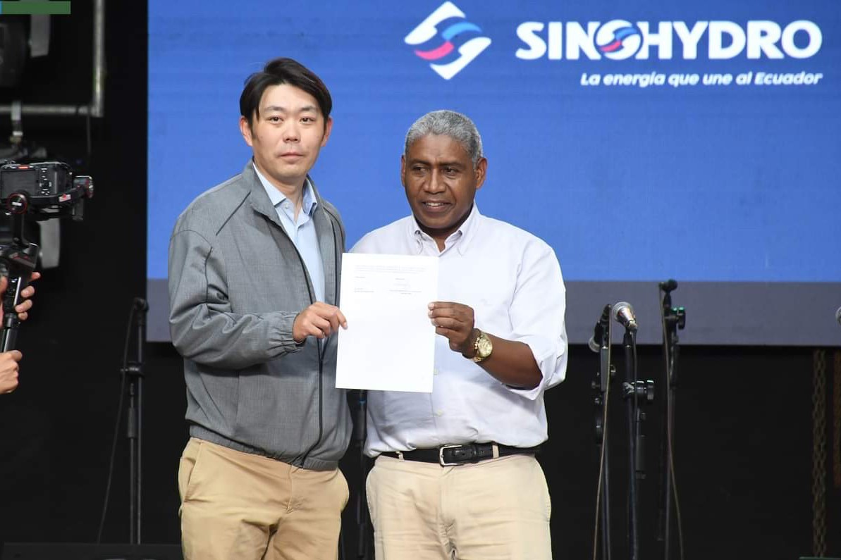 中國電建厄瓜多爾國別代表白納（左）代表中國電建向厄瓜多爾埃爾查科市康復(fù)中心捐贈(zèng)了一批康復(fù)器材，埃爾查科市市長奧斯卡·德拉克魯斯·卡瓦蒂霍（右）對(duì)中國企業(yè)的善舉表示感謝。中國電建厄瓜多爾代表處供圖