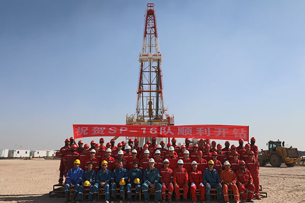 12月25日，中石化國(guó)工科威特分公司SINOPEC-16隊(duì)在科威特北部油區(qū)順利開鉆。中石化供圖