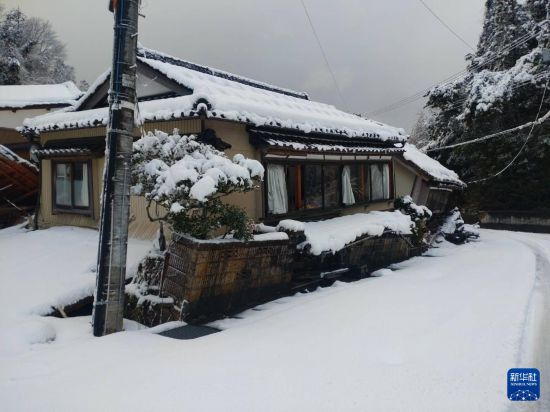 這是1月8日拍攝的日本能登半島地震災(zāi)區(qū)珠洲市的街景。