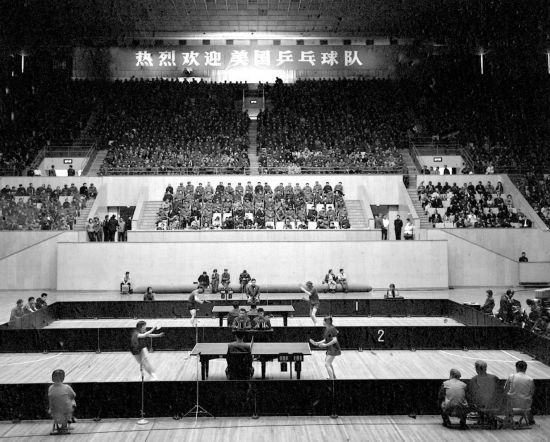 圖為1971年4月13日，中華全國體育總會舉行歡迎儀式，歡迎前來中國進行訪問的美國乒乓球代表團。中美兩國乒乓球運動員在北京首都體育館進行了友誼比賽。新華社發(fā)