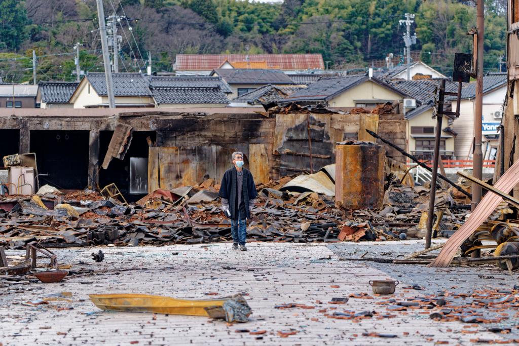1月4日，一名市民查看日本石川縣輪島市“輪島早市”廢墟。新華社記者張笑宇攝