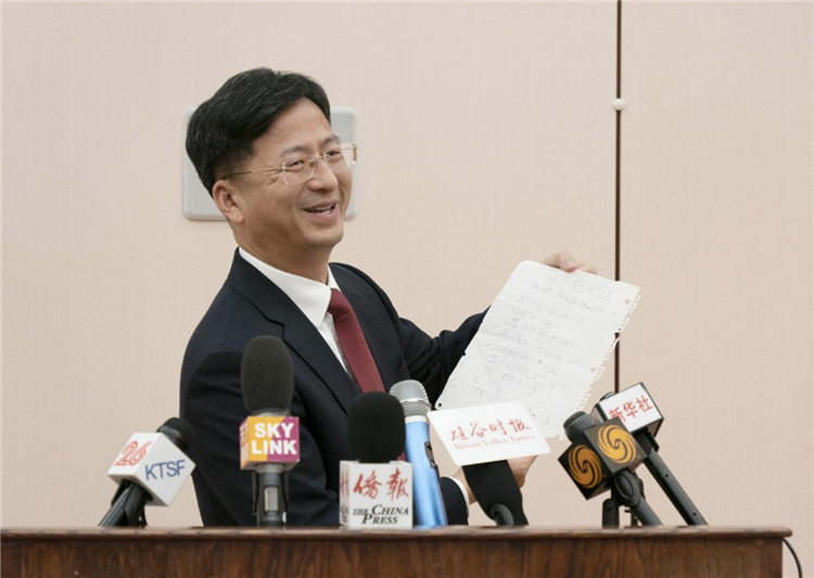 張建敏總領事向媒體展示領區(qū)小學生來信。中國駐舊金山總領館供圖