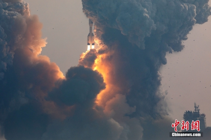 北京時間1月11日13時30分，引力一號遙一運載火箭由太原衛(wèi)星發(fā)射中心在山東海陽附近海域點火升空，將云遙一號18～20星3顆衛(wèi)星送入預(yù)定軌道，飛行試驗任務(wù)獲得圓滿成功。這是引力一號火箭首次飛行，創(chuàng)造全球最大固體運載火箭、中國運力最大民商火箭紀(jì)錄。圖/太原衛(wèi)星發(fā)射中心