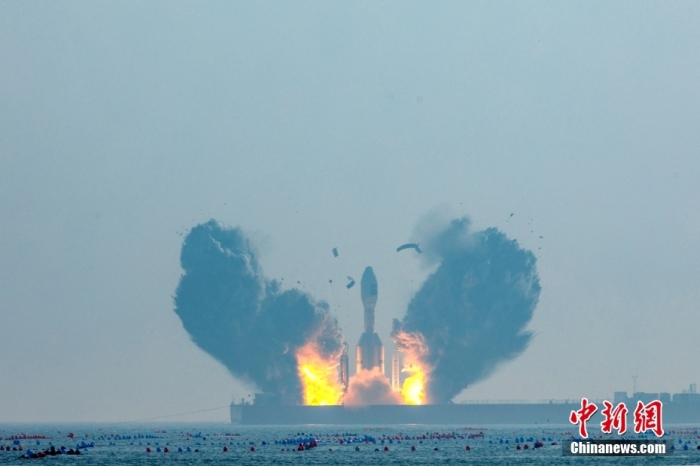北京時間1月11日13時30分，引力一號遙一運載火箭由太原衛(wèi)星發(fā)射中心在山東海陽附近海域點火升空，將云遙一號18～20星3顆衛(wèi)星送入預(yù)定軌道，飛行試驗任務(wù)獲得圓滿成功。這是引力一號火箭首次飛行，創(chuàng)造全球最大固體運載火箭、中國運力最大民商火箭紀(jì)錄。圖/太原衛(wèi)星發(fā)射中心