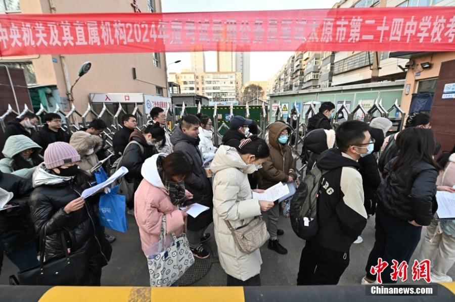 2023年11月26日，山西省太原市，考生步入考場(chǎng)。當(dāng)日，中央機(jī)關(guān)及其直屬機(jī)構(gòu)2024年度考試錄用公務(wù)員公共科目筆試開(kāi)考。<a target='_blank' href='/'><p  align=
