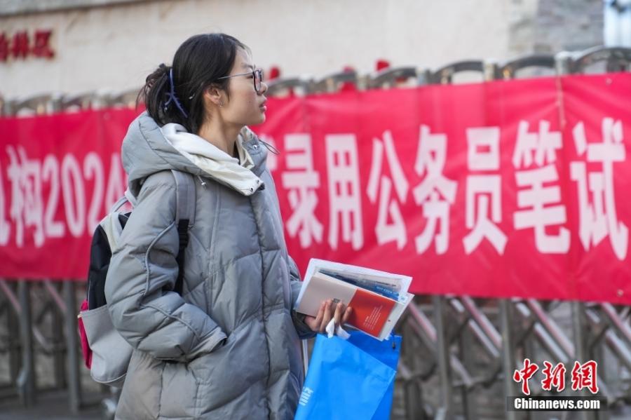 2023年11月26日，山西省太原市，考生步入考場(chǎng)。當(dāng)日，中央機(jī)關(guān)及其直屬機(jī)構(gòu)2024年度考試錄用公務(wù)員公共科目筆試舉行。<a target='_blank' href='/'><p  align=