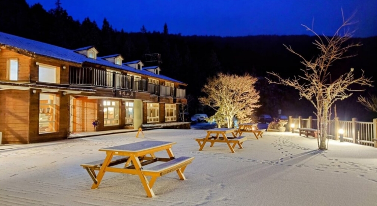 位在宜蘭縣內(nèi)的太平山森林游樂區(qū)23日凌晨開始下雪，園區(qū)翠峰山屋前一片雪白。圖片來源：臺(tái)灣“中央社”。